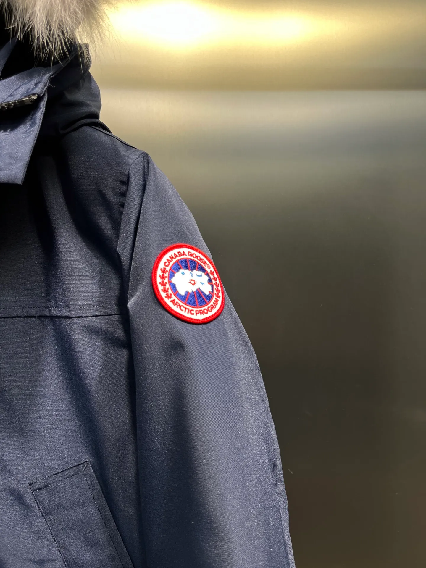 P840 𝘾𝘼𝙉𝘼𝘿𝘼 𝙂𝙊𝙊𝙎𝙀Big Goose 13# The design of Big Goose 13 is simple and elegant, a little longer than the 08 model, more suitable for men and suitable for business people. This down jacket is popular for its simple design, which is not only practical but also has a certain sense of fashion. In terms of applicability, the Daye 13 model provides good thermal insulation performance. Its thermal insulation coefficient is level 5, which can provide enough warmth and is suitable for wearing in cold environments. In addition, the Daye 13 model also has a high cost performance. Compared with other models, it provides a better balance between price and performance, making it more competitive in the market.  size：xs-xxl